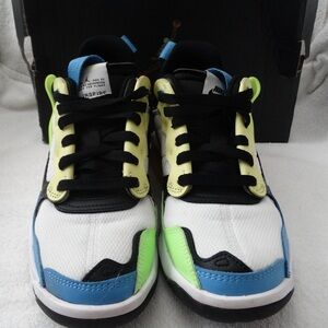 Jordan MA sneakers EUC sz 6.5 yth